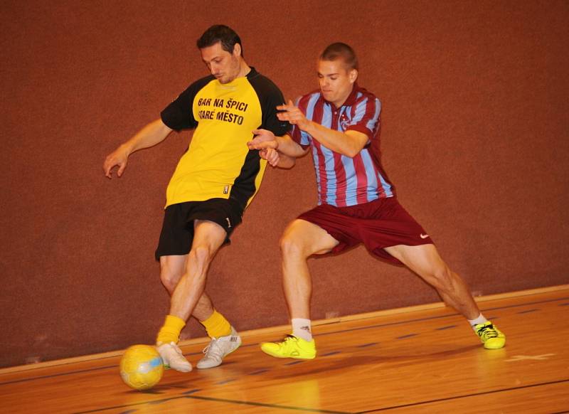 Futsalová liga Uherskohradišťska začala 1. kolem. Snímky jsou z utkání Trabzon – FC Banda (ve žlutém) 1:6 (0:3).