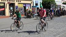 U orlovny na Mariánském náměstí se v sobotu sešlo třicet pět recesistů na bicyklech, aby se vydali na 40. ročník jízdy Giro de Pivko. 