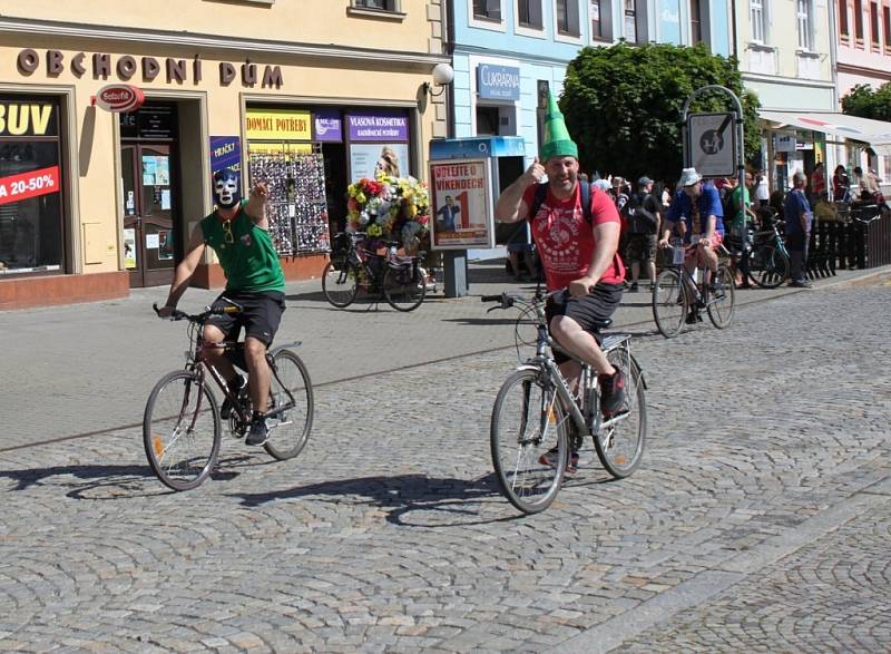 U orlovny na Mariánském náměstí se v sobotu sešlo třicet pět recesistů na bicyklech, aby se vydali na 40. ročník jízdy Giro de Pivko. 