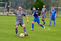 Fotbalisté Nedakonic (šedé dresy) ve 13. kole okresního přeboru Uherskohradišťska přehráli poslední Kněžpole 4:0.