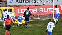 FC Baník Ostrava - FC Slovácko, (střed) brankář Ostravy Jan Laštůvka a Filip Kubala ze Slovácka.