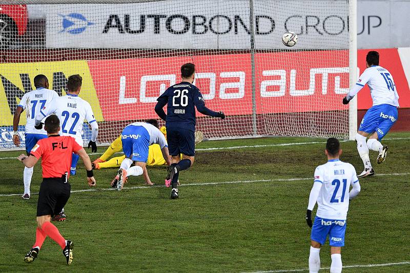 FC Baník Ostrava - FC Slovácko, (střed) brankář Ostravy Jan Laštůvka a Filip Kubala ze Slovácka.