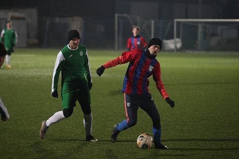 Fotbalisté Ostrožské Nové Vsi (zelené dresy) v prvním přípravném zápase remizovali s dorostem Hluku 2:2.