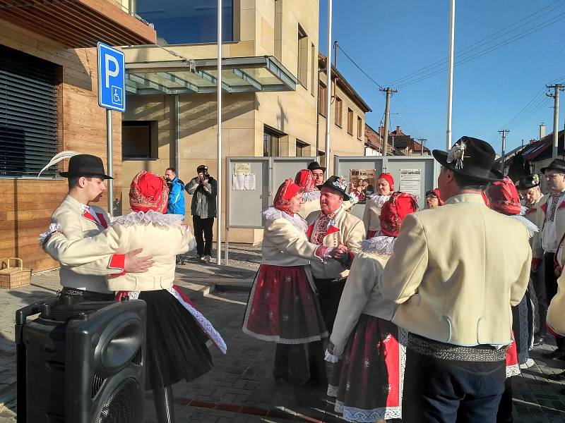 Slavnostního otevření nového komplexu v Ostrožské Nové Vsi bylo přítomno více než čtyři sta lidí. Pozvání přijal také hejtman Zlínského kraje Jiří Čunek a další starostové okolních vesnic a měst.