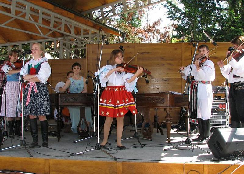 Žáci Slovácké ZUŠ Uherské Hradiště zahráli v novém hudebním pavilonu.