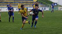 Fotbalisté Starého Města (žluté dresy) prohrály v semifinále Poháru Zlínského KFS s Morkovicemi 3:5.