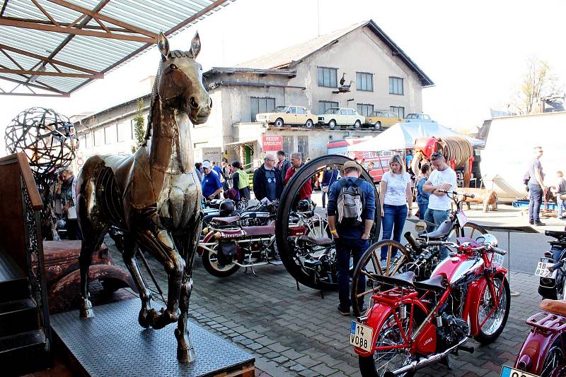 Do Kovozoo ve Starém Městě se sjelo 197 historických vozidel na dvou i čtyřech kolech.