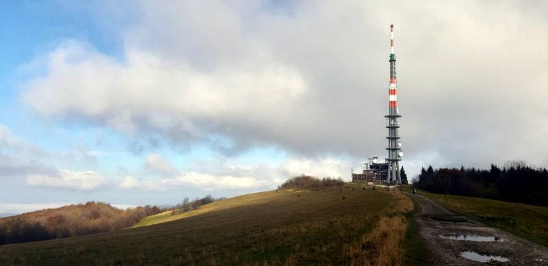 Od Kamenné búdy po červené značce pěšinkou lesem na vrchol Velké Javořiny a odtud zpátky po modré a následně žluté značce po krásné nové asfaltce ke Kamenné búdě. Tento, 11.6 kilometru dlouhý okruh zvládl 15. října Lhoťan Stanislav Dufka s manželkou