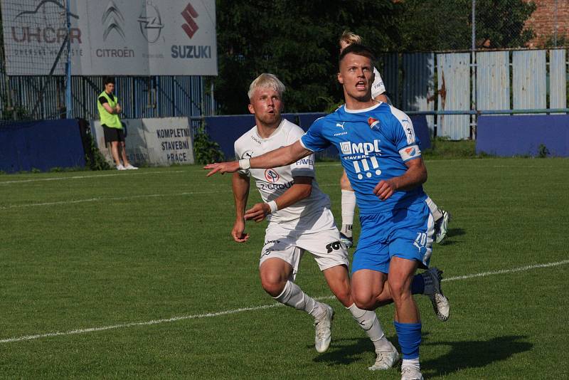 Fotbalisté Slovácka B (bílé dresy) v páteční předehrávce 32. kola MSFL remizovali na hřišti v Kunovicích s juniorkou Ostravy 2:2.