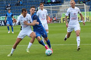 Fotbalisté Slovácka (bílé dresy) ve 13. kole FORTUNA:LIGY doma přivítali Slovan Liberec.