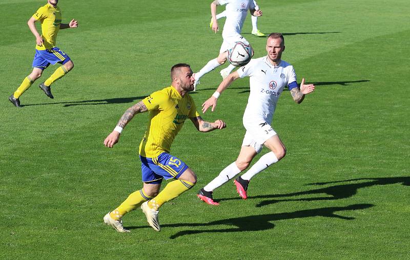 Fotbalisté Slovácka (bílé dresy) zakončili ligovou sezonu v derby se sousedním Zlínem.