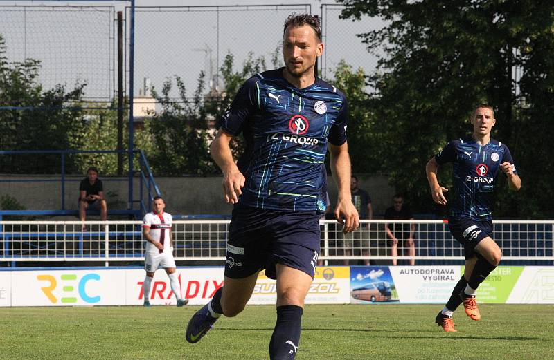 Fotbalisté Slovácka (modré dresy) v úterním přípravném zápase zdolali Zlaté Moravce 1:0.