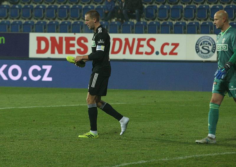 Fotbalisté Slovácka (bílé dresy) se v osmifinále MOL Cupu utkali s Karvinou.