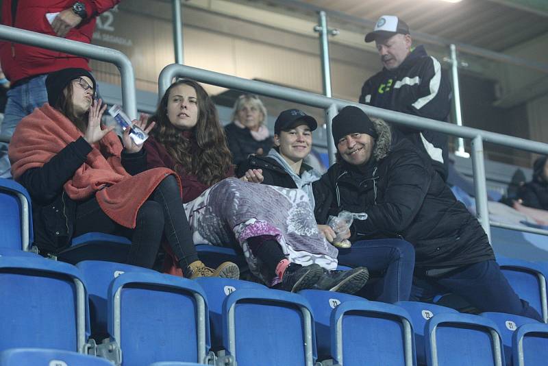 Fotbalistky Slovácka (bílé dresy) se v předehrávce 9. kole první ženské ligy utkaly s vedoucí Slavií Praha.