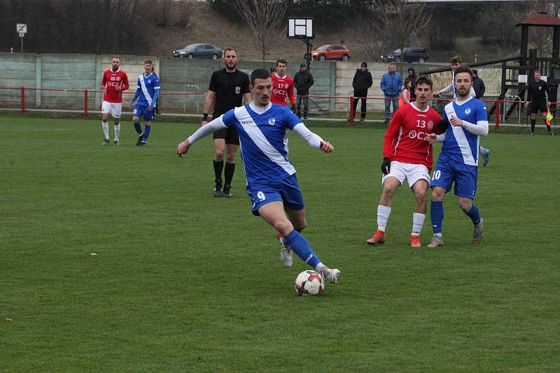 Fotbalisté Uherského Brodu (červené dresy) hráli v sobotu dopoledne s Frýdkem-Místkem bez branek.