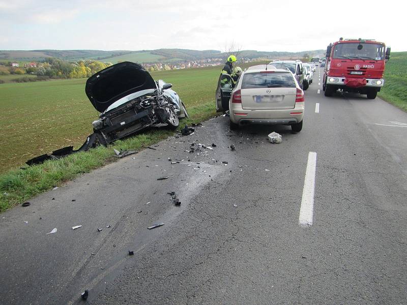 Nehoda 3 osobních automobilů a 1 motocyklu mezi obcemi Topolná a Bílovice