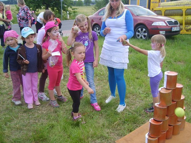 Děti ze Zlechova a okolních vesnic se vydaly v sobotu na pohádkovou cestu.