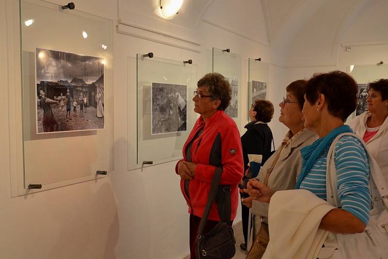 Výstava nazvaná jednoduše Fotografie představuje na čtyři desítky dokumentárních snímků, které vznikaly v průběhu několika desetiletí takřka na všech místech Zeměkoule.