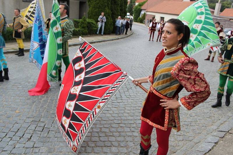 Pestrý kulturní program stylově zahájili v ulici pod zámkem italští vlajkonoši – Sbandieratori di Sant´elpidio A mare.