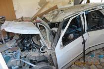 Řidič prorazil stěnu hasičské zbrojnice v Boršicích a zůstal s autem zaklíněný uvnitř.