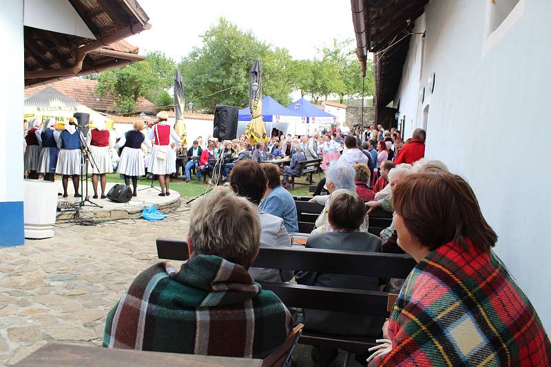 Povidla vařili v černé kuchyni Muzea Na Mlýně v Dolním Němčí, poputují na Slavnosti vína do Hradiště.