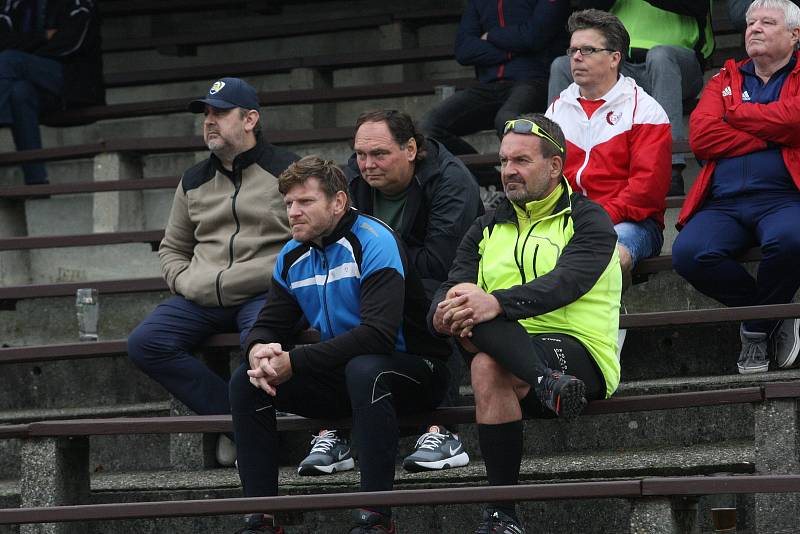 Fotbalisté Hluku (modré dresy) zakončili podzimní část sezony domácí výhrou nad Nivnicí 3:1.