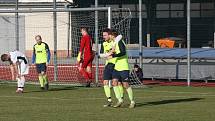 Fotbalisté Hluku (fosforové dresy) v dohrávce 10. kola krajské I. A třídy skupiny B deklasovali Bojkovice 8:1.