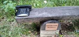 Na cyklostezce ze Šumic do Rudic se snadno o pomoc dovoláte, na jedno z odpočívadel byl totiž nainstalován telefon. Nově také vznikl památník na poctu šumickým sedlákům.