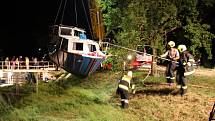Loď se potopila v plavební komoře na řece Moravě. Dva dospělí, tři děti a pes z ní stačili uniknout