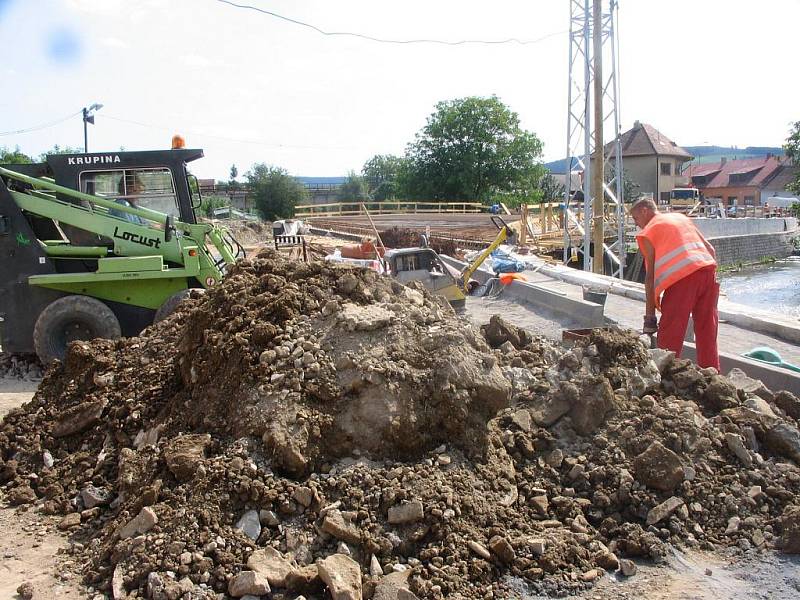 Generální rekonstrukce mostu přes řeku Olšavu v Bojkovicích brzdí dopravu.