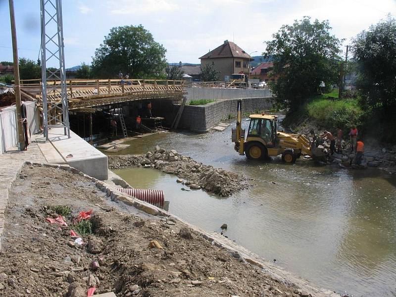 Generální rekonstrukce mostu přes řeku Olšavu v Bojkovicích brzdí dopravu.