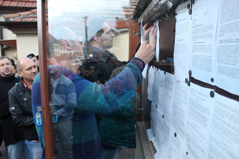 Na padesátka Podolanů se sešla před budovou obecního úřadu v Podolí, aby dala najevo svoji nespokojenost se zpochybňováním výsledků referenda. Zakročit přijela i policie ČR.