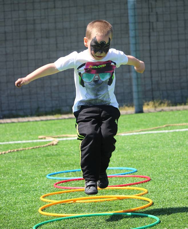 Stovky rodičů s dětmi si v neděli na Městském stadionu v Uherském Hradišti užily Sportovní den.