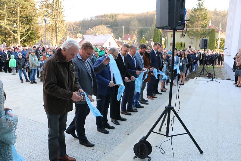 Davy lidí z Moravy i Slovenska vzaly útokem obnovený kulturní stánek ve Strání - Květné. Slavnostní otevření se uskutečnilo o velikonoční neděli 17. dubna.