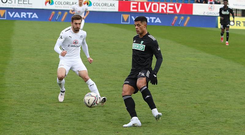 Fotbalisté Slovácka (bílé dresy) ve 28. kole FORTUNA:LIGY zdolali poslední Karvinou 3:1.