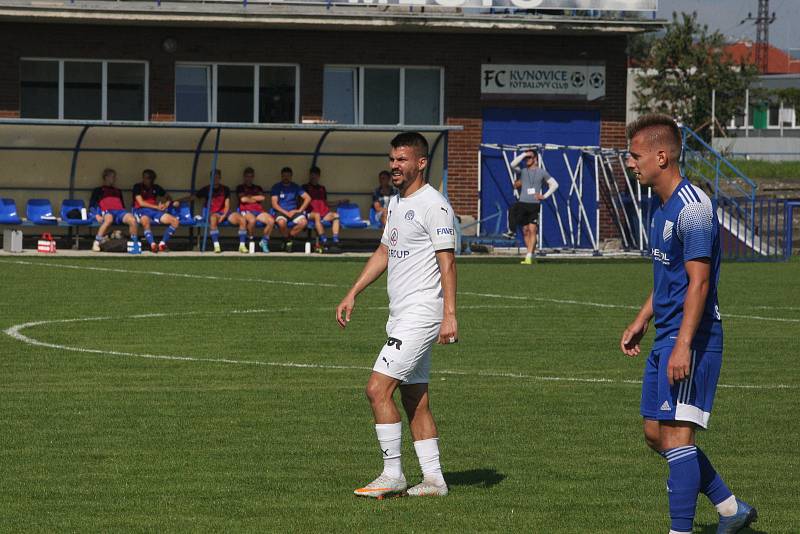 Fotbalisté Slovácka B (bílé dresy) v 6. kole MSFL podlehli Uničovu 1:2.