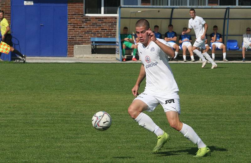 Fotbalisté Slovácka B (bílé dresy) v 6. kole MSFL podlehli Uničovu 1:2.