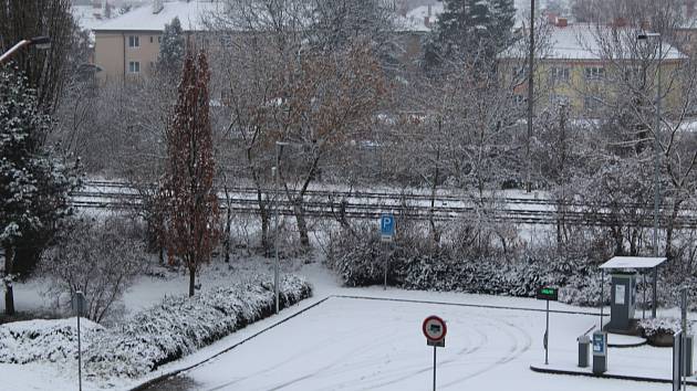 První sníh roku 2020 přikryl Uherské Hradiště ze soboty na neděli 18. ledna.