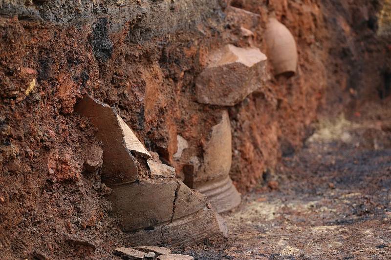 Archeologové odhalili v Uherském Brodě několik středověkých sklepů, jeden z nich pohřbil požár