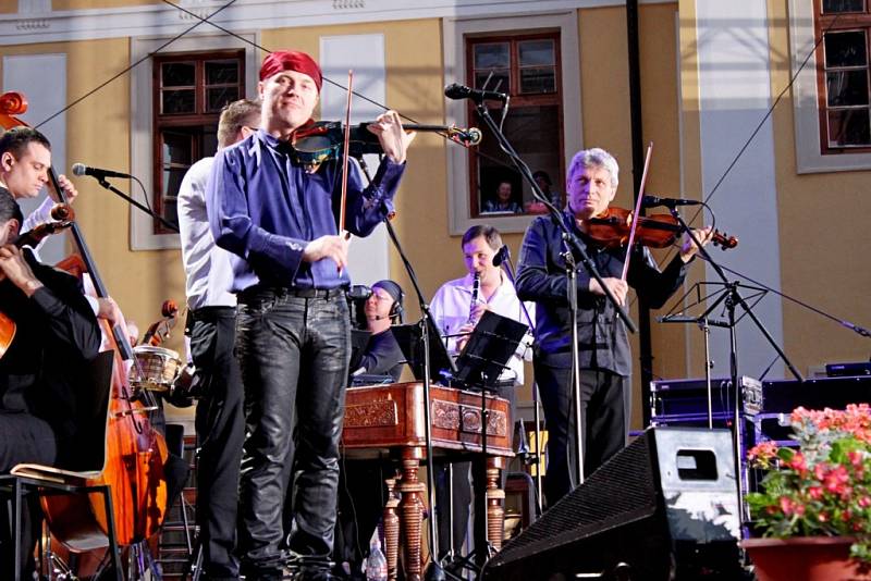 KONCERT. V průběhu Večera lidí dobré vůle vládla na západním nádvoří před velehradskou bazilikou nádherná, upřímná a pravdivá atmosféra.