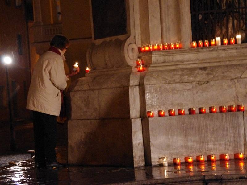 Ani vydatný déšť neodradil v pondělí 17. listopadu v Uherském Hradišti na tři stovky těch, kteří si 17 minut po 17. hodině přišli k morovému sloupu na tamní Mariánské náměstí zavzpomínat na revoluční dny před čtvrt stoletím.