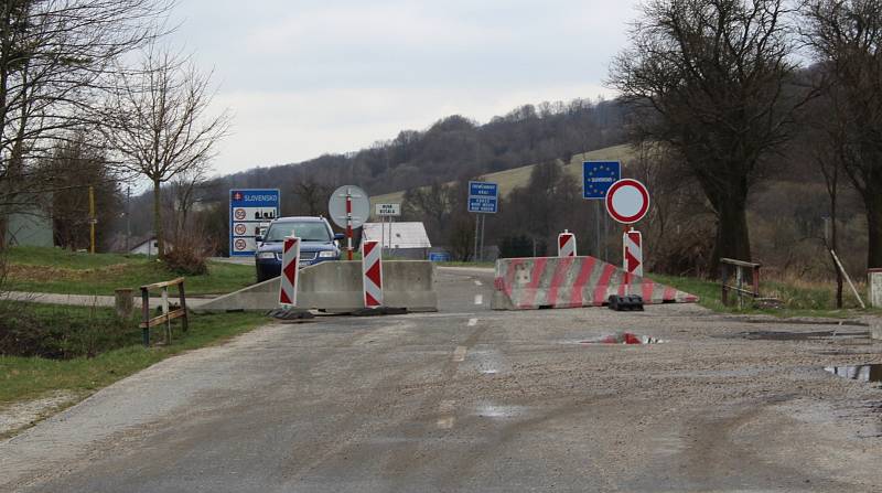 Prohlídka Březové, vesnice pod Velkým Lopeníkem na moravsko-slovenském pomezí. Hraniční přechod se Slovenskem.