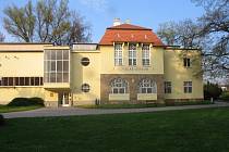 Hlavní budova Slováckého muzea je v hradišťských Smetanových sadech.