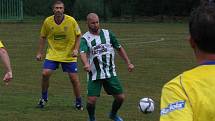 Fotbalisté Částkova (zelenobílé dresy) v rámci oslav výročí 80. let vyzvali starou gardu ligového Zlína.