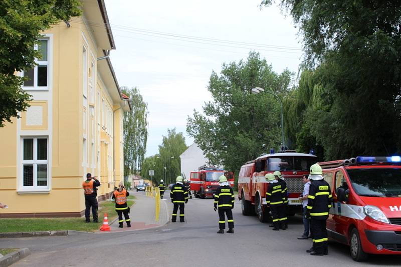 Dobrovolní hasiči z pěti obcí na Uherskobrodsku si vyzkoušeli evakuaci a záchranu dětí ze základní školy v Horním Němčí.