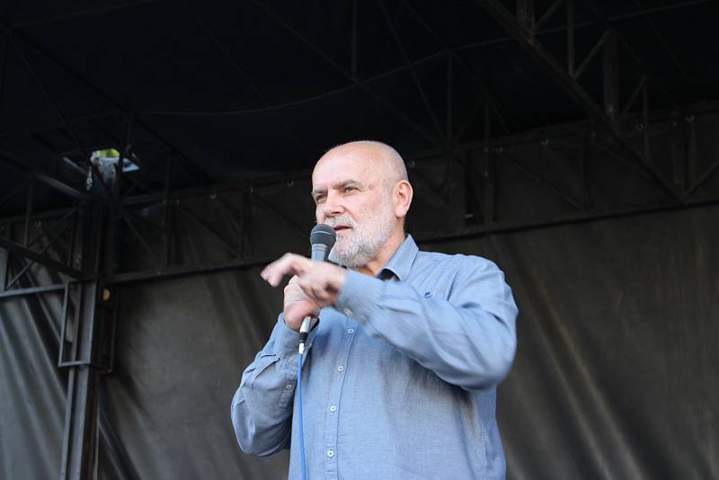 Ve středu 17. května se sešlo na dvě stě demonstrantů na uherskohradišťském Masarykové náměstí na protestní akci proti politickému působení Andreje Babiše a chování Miloše Zemana s názvem Proč?