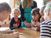 Na dnu otevřených dveří v Základní škole Uherský Brod poznávali předškoláci v doprovodu žáků osmých tříd hravou formou prostory, v nichž se budou od září učit.