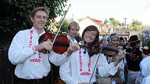 Tři hudci vyhrávali hodařům v ulicích Jalubí. 