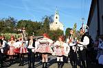 Krojovaná chasa přišla požádat starostu obce o povolení hodů.