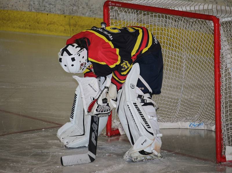 Hokejisté HC Uherské Hradiště (v bílém) podlehli v derby Uh. Ostrohu 4:7